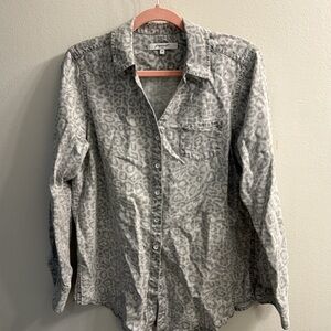 EUC Foxcroft classic & casual animal print blouse in grey; size 12P; 100% tencel